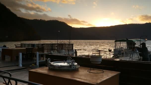 Гарний вид на огляд визначних пам'яток на човнах на осінь озеро Towadako в національному парку Towada хатімантай — стокове відео