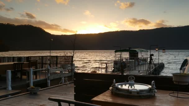 Bonita vista de un barco de turismo de crucero en otoño Lago Towadako en el Parque Nacional Towada Hachimantai — Vídeo de stock