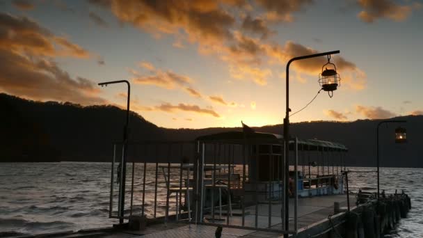 Mooi uitzicht op een sightseeing boot cruising op herfst Lake Towadako in Towada Hachimantai Nationaal Park — Stockvideo