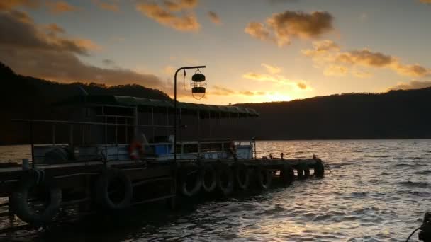 Bela vista de um passeio de barco de cruzeiro no outono Lago Towadako em Towada Hachimantai National Park — Vídeo de Stock