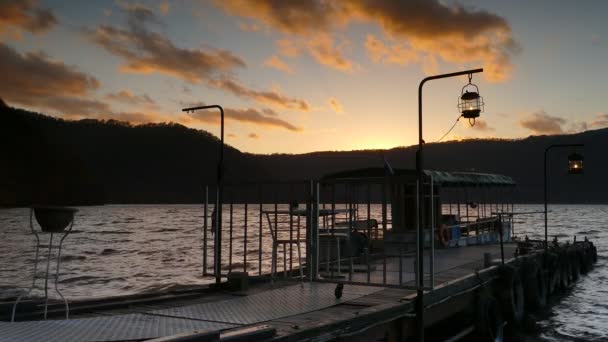 Szép kilátás a városnéző hajó hajózás őszi tó Towadako Tovada Hachimantai Nemzeti Park — Stock videók