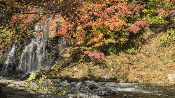 Fudo stream and the red bridge at Mount Nakano-Momiji — Stock Photo, Image