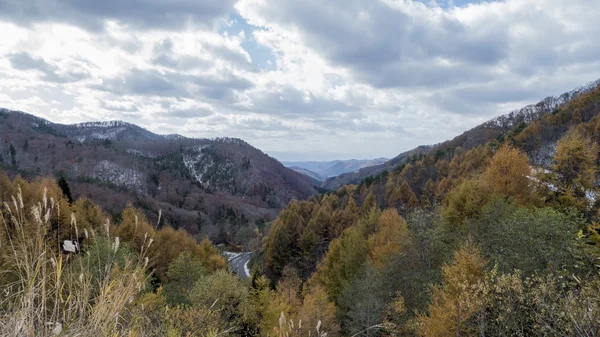 Fluxo de Fudo e a ponte vermelha no Monte Nakano-Momiji — Fotografia de Stock