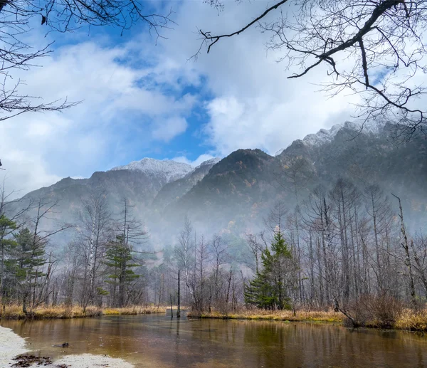 Bild der Herbstsaison im Kamikochi-Nationalpark, Japan — Stockfoto