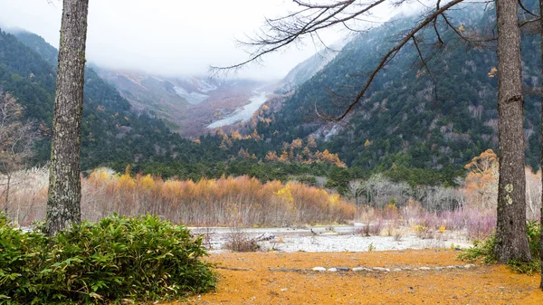 上高地の国立公園、日本の秋のシーズン — ストック写真