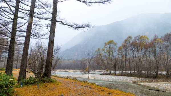 Sonbahar sezonunun kamikochi Milli Parkı, Japonya — Stok fotoğraf