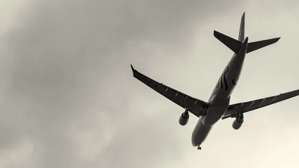 Plane about to land at the Taoyuan International Airport, Taiwan — Stock Photo, Image