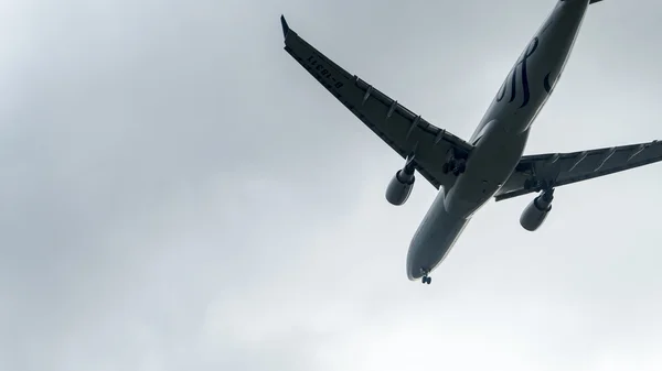 Taoyuan International Airport, Tayvan inmek uçak — Stok fotoğraf