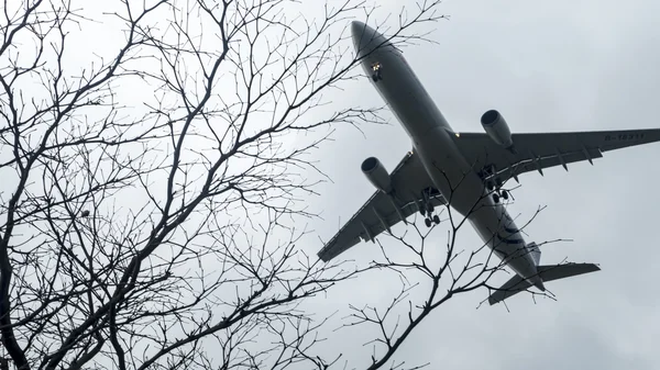 Taoyuan International Airport, Tayvan inmek uçak — Stok fotoğraf