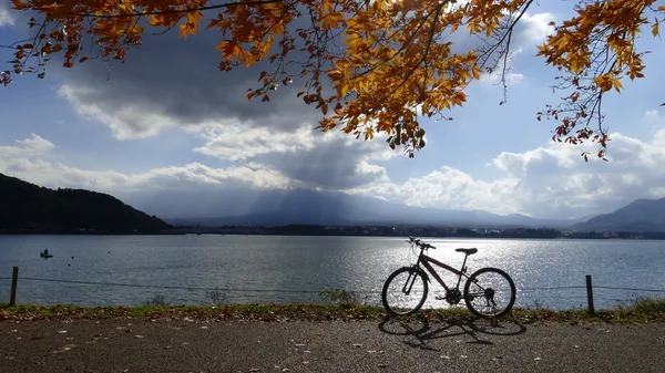 Kawaguchiko bellissimo paesaggio autunnale e sfondo, Giappone — Foto Stock