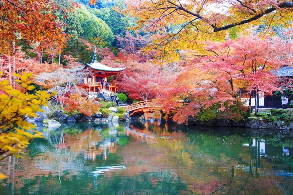 秋、京都、日本の色鮮やかなカエデの木と醍醐寺 — ストック写真