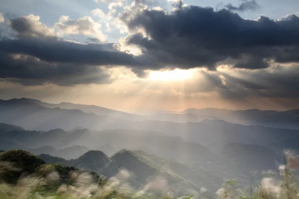 Soluppgång i berget med fin färg på bakgrunden — Stockfoto