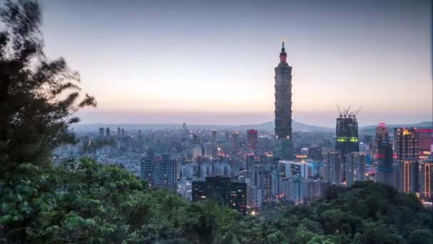 Taipei, Tayvan şehir manzarası alacakaranlıkta zaman atlamalı — Stok video