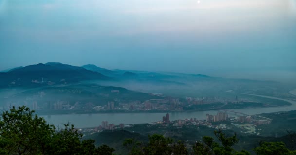 Time-lapse van night of de skyline van de stad van Taipeh, Taiwan in schemerlicht — Stockvideo