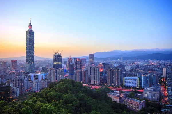 Taipei, Tajvan city skyline éjszaka twilight — Stock Fotó