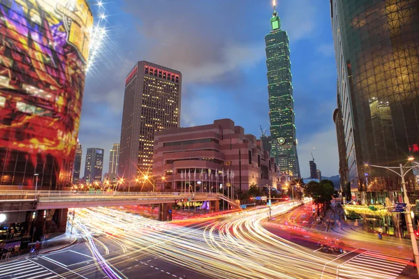 Taipei stadsbilden på twilight i Taiwan city — Stockfoto