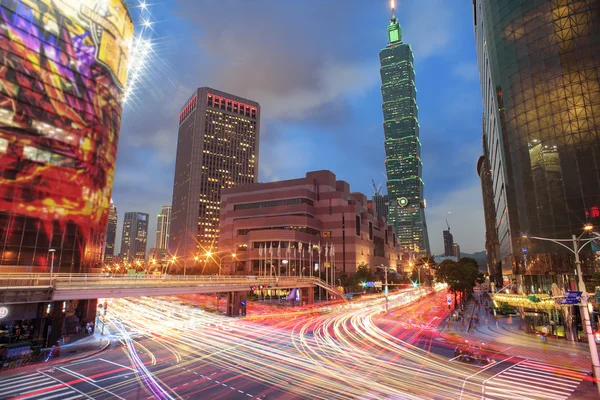 Paisaje urbano de Taipei al atardecer en la ciudad de Taiwán — Foto de Stock