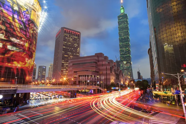 Paisaje urbano de Taipei al atardecer en la ciudad de Taiwán — Foto de Stock