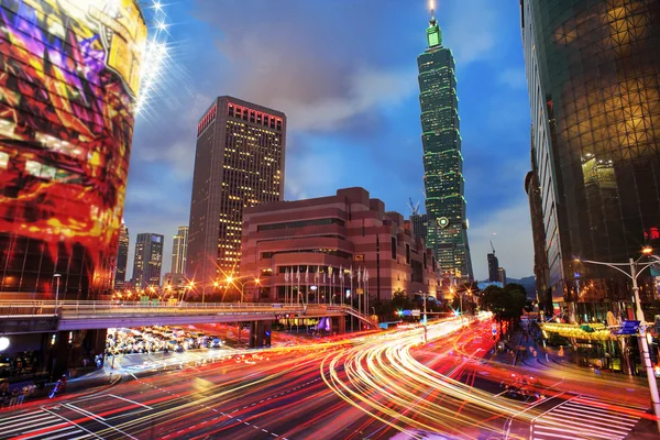 Paisaje urbano de Taipei al atardecer en la ciudad de Taiwán — Foto de Stock