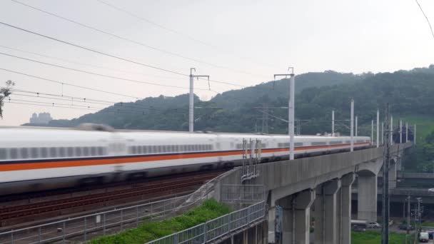 Train à grande vitesse drung l'heure du coucher du soleil — Video