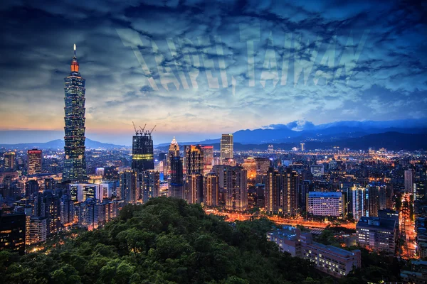 Beautiful sunset of Taipei, Taiwan city skyline — Stock Photo, Image