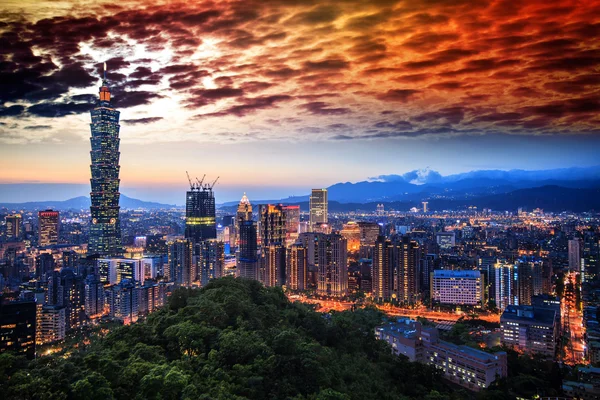 Wunderschöner Sonnenuntergang von Taipeh, Skyline der Stadt Taiwan — Stockfoto
