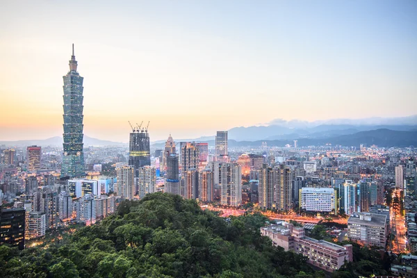 Piękny zachód słońca panoramę miasta Taipei, Tajwan — Zdjęcie stockowe