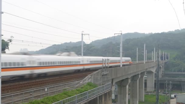 Tren bala de alta velocidad corriendo en el ferrocarril — Vídeos de Stock