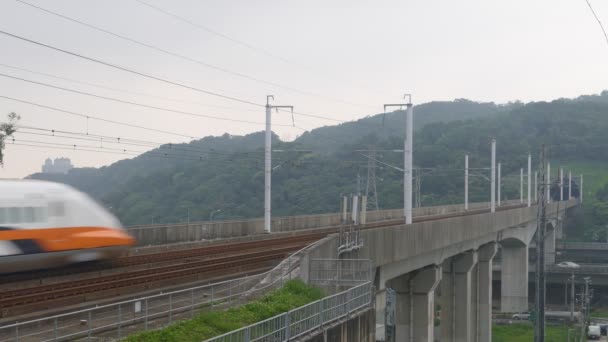 Hochgeschwindigkeitszug rast auf die Bahn — Stockvideo