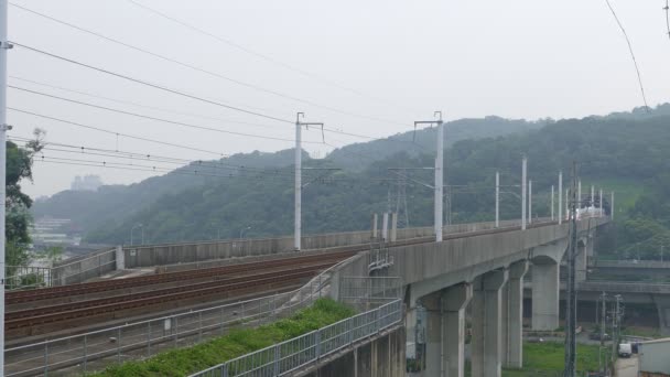 Train à grande vitesse circulant sur le chemin de fer — Video