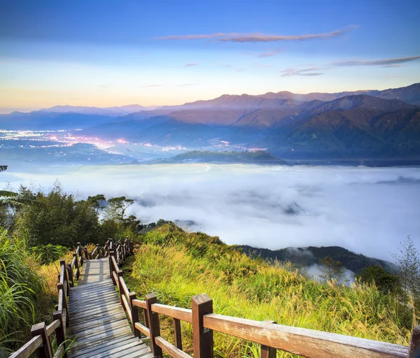 Imagerie de beau paysage avec belle couleur de soleil de montagne — Photo