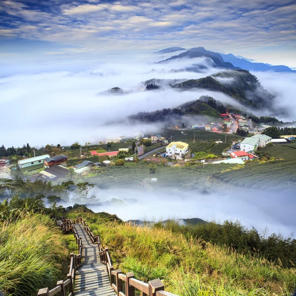 Abbildung der schönen Landschaft mit schöner Bergsonnenfarbe — Stockfoto