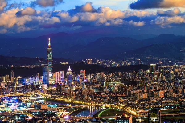 Vista notturna della città di Taipei con bel colore, Taiwan — Foto Stock