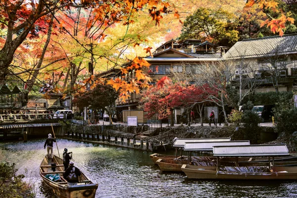 Avbildning av høstsesongen i Arashiyama i Japan – stockfoto