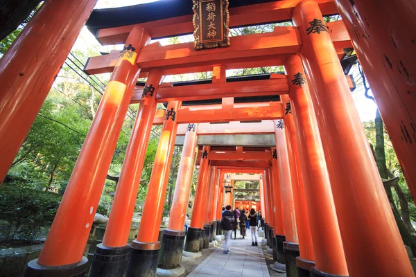 Brama Tori Red Fushimi Inari sanktuarium w Kioto, Japonia, selektywne — Zdjęcie stockowe