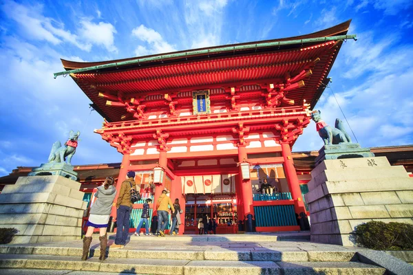 伏见 Inari 靖国神社在日本京都选择性红托里门口 — 图库照片