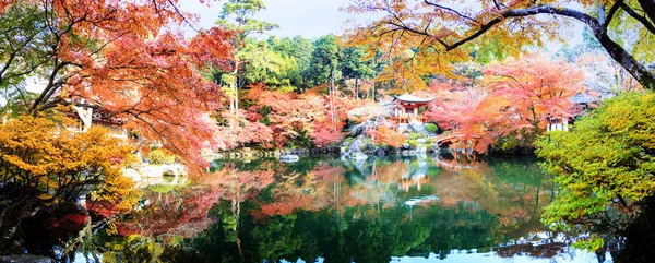 Daigo-ji Rozciągacz z kolorowych klony jesienią, Kioto, Japa — Zdjęcie stockowe