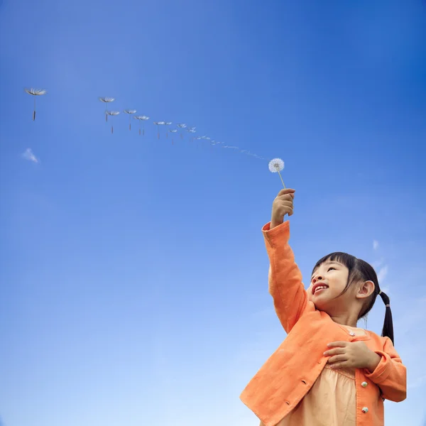 那个女孩站立时手拿蒲公英 — 图库照片