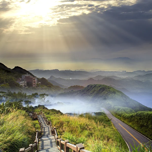 Imageing krásné krajiny s zelenou cestu a pěkné pozadí — Stock fotografie