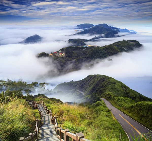 Imagen de hermosos paisajes con carretera verde y bonito backgr — Foto de Stock