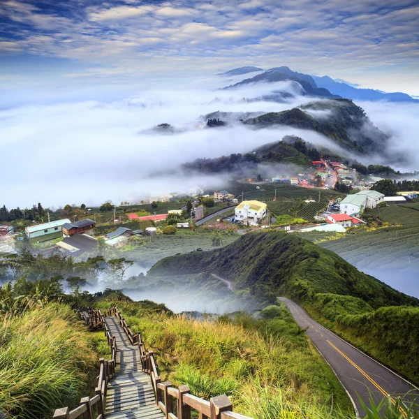 Imagens de belas paisagens com estrada verde e bom backgr — Fotografia de Stock