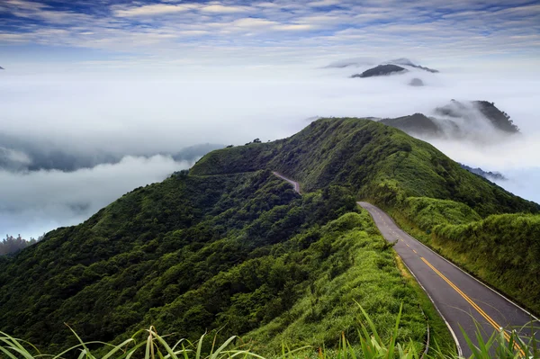 Imagens de belas paisagens com estrada verde e bom backgr — Fotografia de Stock