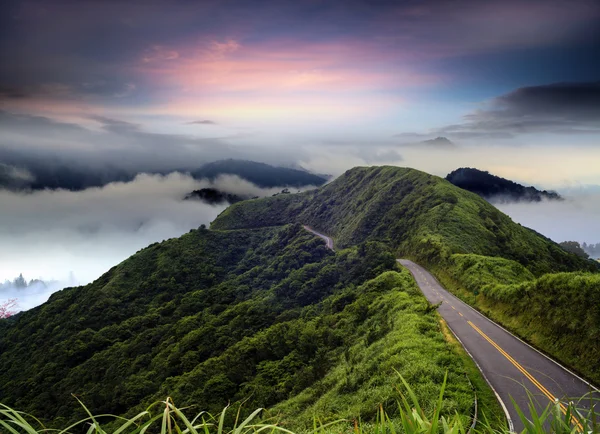 Imagens de belas paisagens com estrada verde e bom backgr — Fotografia de Stock