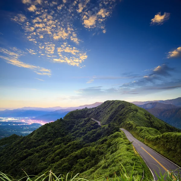 Immaginando bellissimi paesaggi con strada verde e bel backgr — Foto Stock