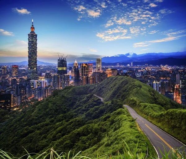 Imageng do horizonte do distrito de Xinyi no centro de Taipei, Taiwan — Fotografia de Stock