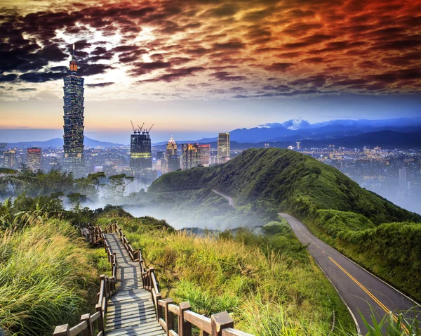 Imageng do horizonte do distrito de Xinyi no centro de Taipei, Taiwan — Fotografia de Stock
