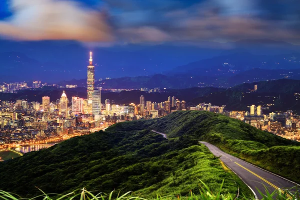 Imageng av horisont av Xinyi distriktet i centrala Taipei, Taiwan — Stockfoto