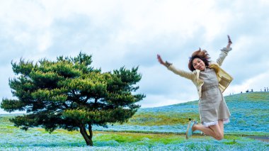 Ağaç ve Hitachi Seaside Park mavi s Bahar Nemophila