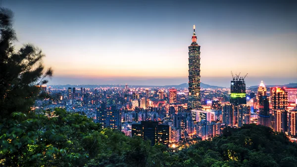 Taipei panoramę miasta o zachodzie słońca z ładny kolor, Tajwan — Zdjęcie stockowe