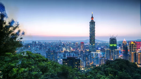 Taipei panoramę miasta o zachodzie słońca z ładny kolor, Tajwan — Zdjęcie stockowe